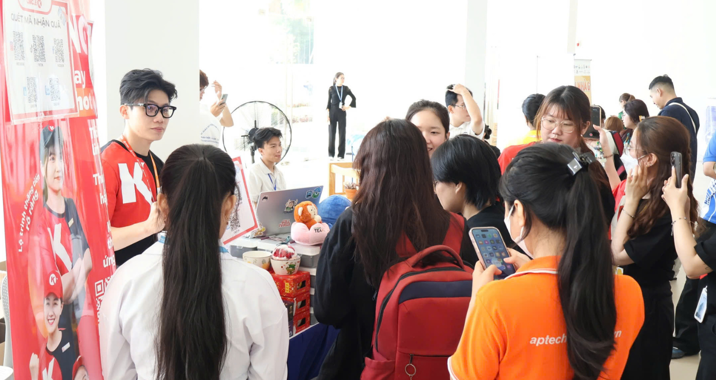 VLU JOB FAIR 2025 – SĂN VIỆC CHẤT, NHẬN QUÀ XỊN TẠI GIAN HÀNG CIRCLE K